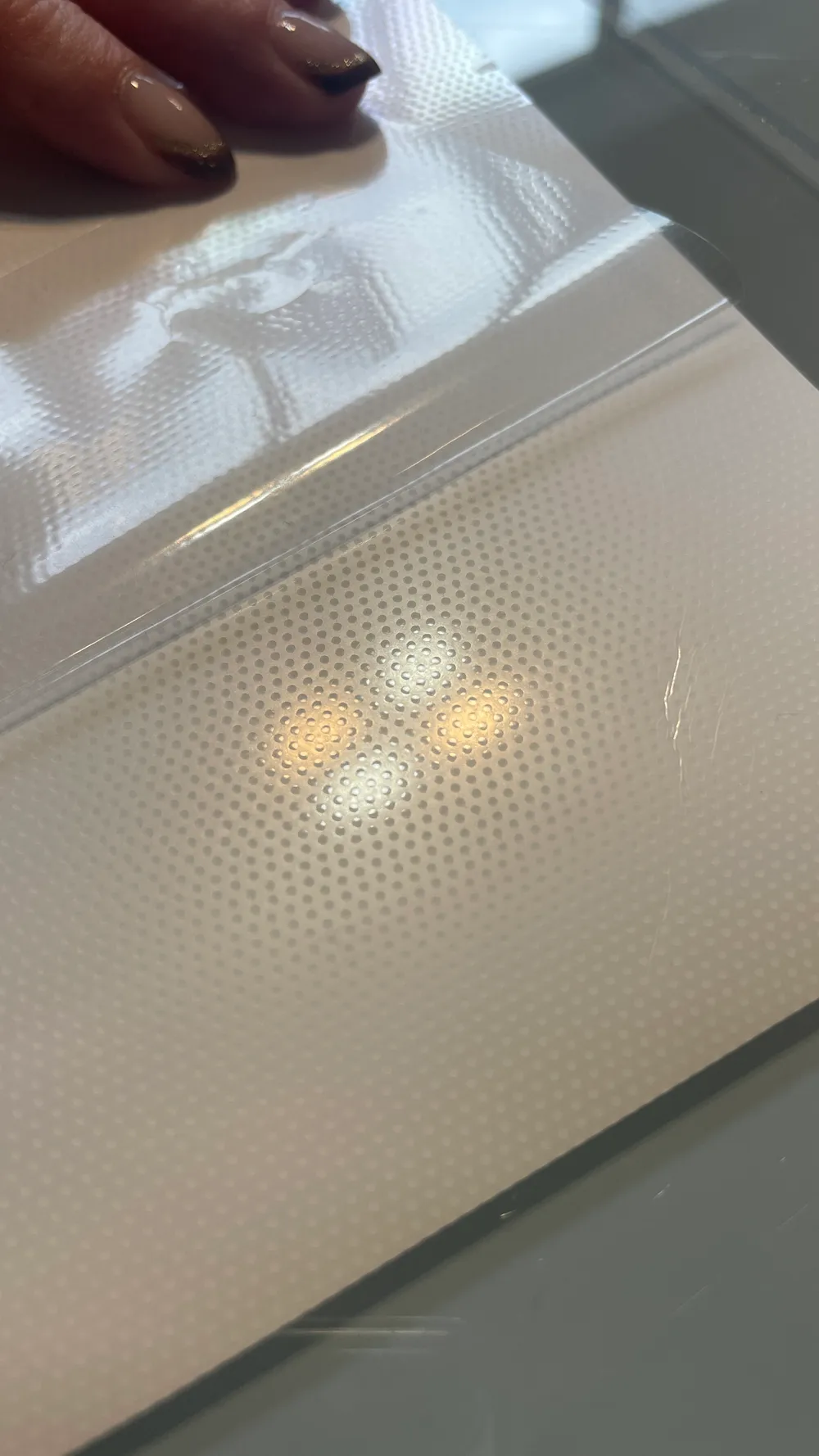 Detail fólie LGP Sticker s bodovým rastrem a částečně odlepenou ochrannou fólií